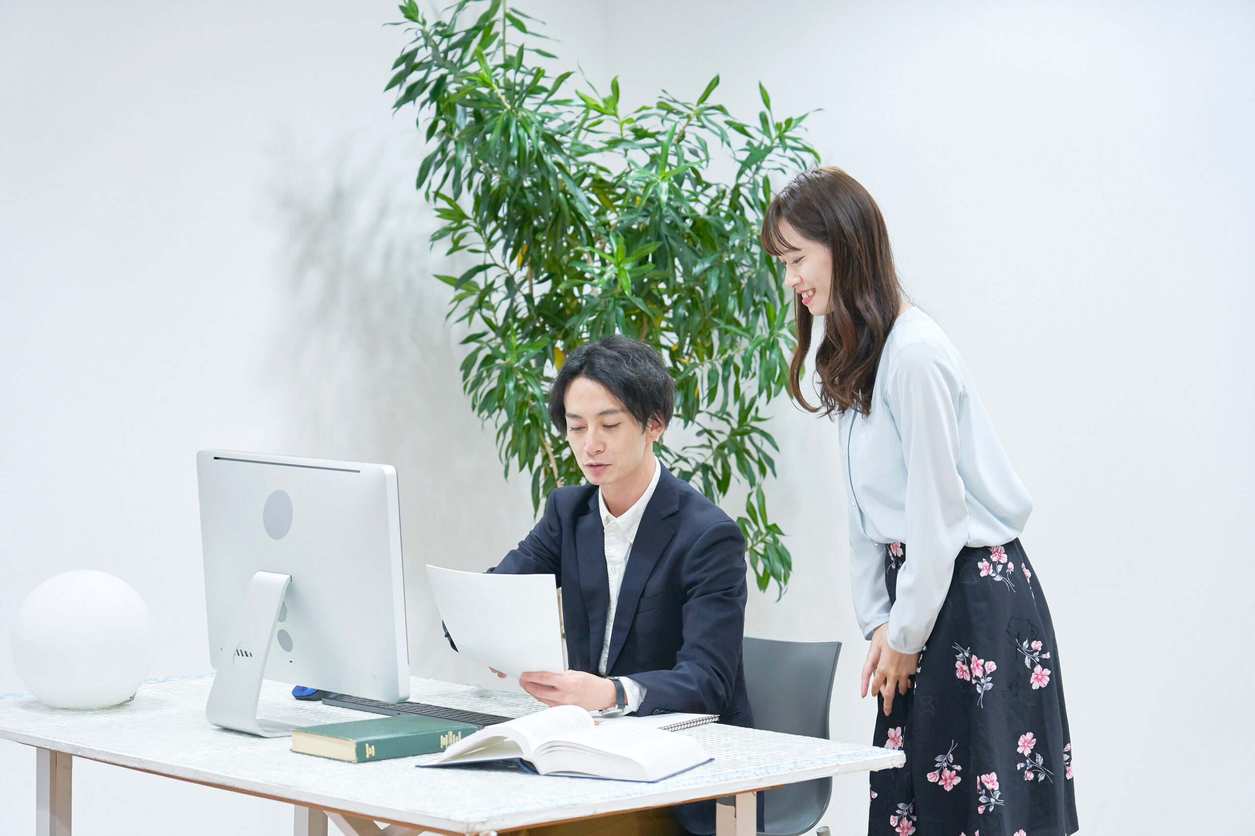 上司へ報告する女性